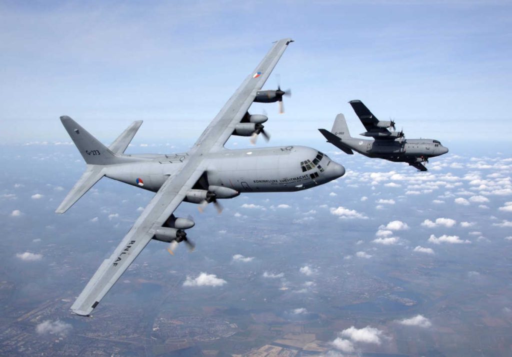 Een C-130 Hercules transportvliegtuig van Defensie